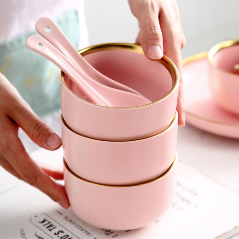 Pink keramisk porcelæn indlæg nordisk boligindretning porcelæn aftensmad tallerken suppeskål kop køkkenrestaurant redskaber guld