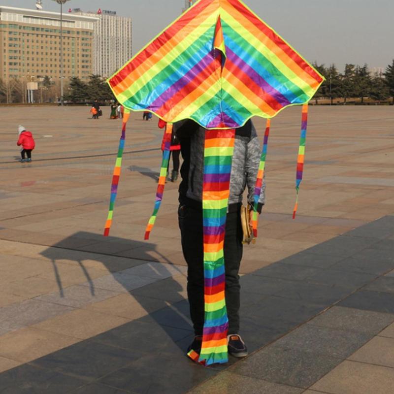 freundlicher Spielzeug Drachen Bunte Regenbogen Streifen Von Lange-angebunden Tuch Mit 30m Drachen Linie