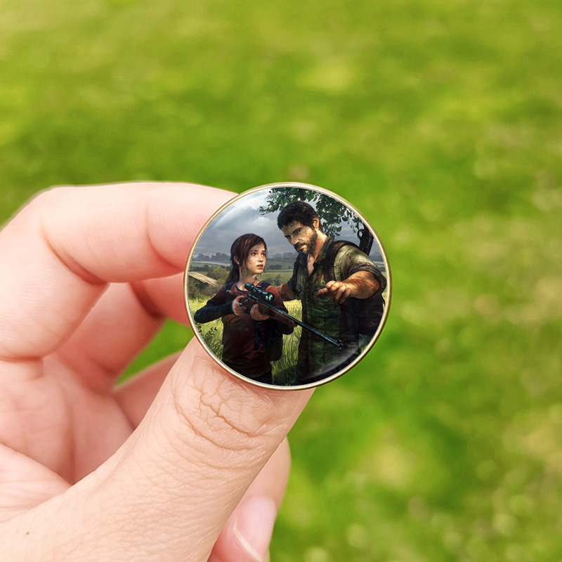 Viimeinen  us 2 rintaneulasta ellie-hahmo siivet raketti avaruusalus rintaneulat miehille naisille fanit cosplay reppu lasiset rintaneulat: Smaragdin vihreä / Hopeoitu