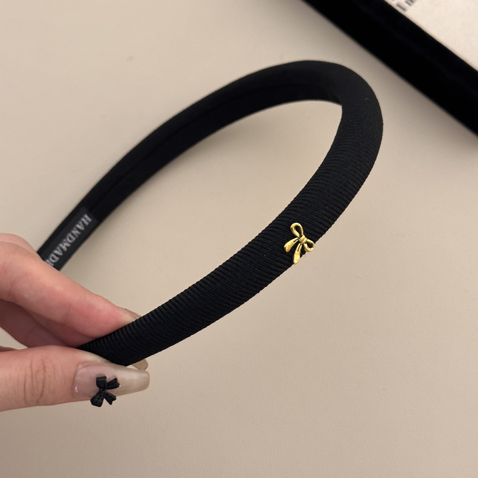 Una diadema con lazo simple y retro, un accesorio para el cabello versátil y de alta gama para la parte superior de la cabeza.: Negro