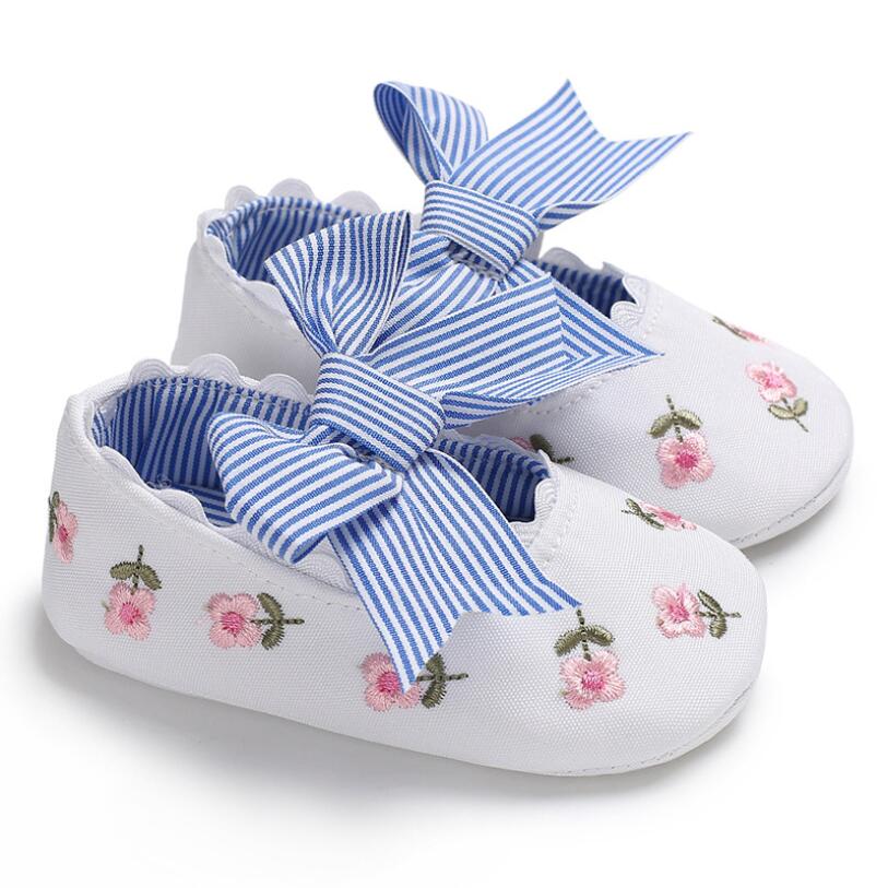 Nyfødte baby krybbe sko bløde bund skridsikre sko fodtøj frisk broderi blomst pige stribe bowknot sko: Blå / 13-18 måneder
