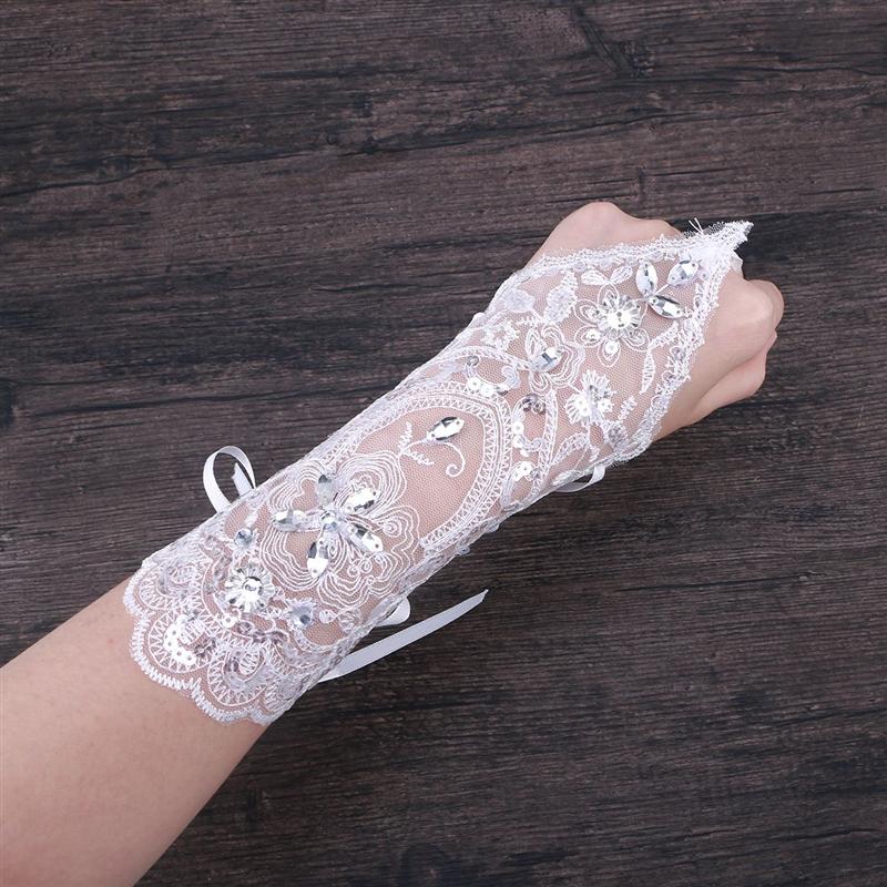 Białe krótkie rękawiczki ślubne damskie rękawiczki ślubne bez palców eleganckie białe koronkowe rękawiczki kryształ górski na akcesoria ślubne dla nowożeńców
