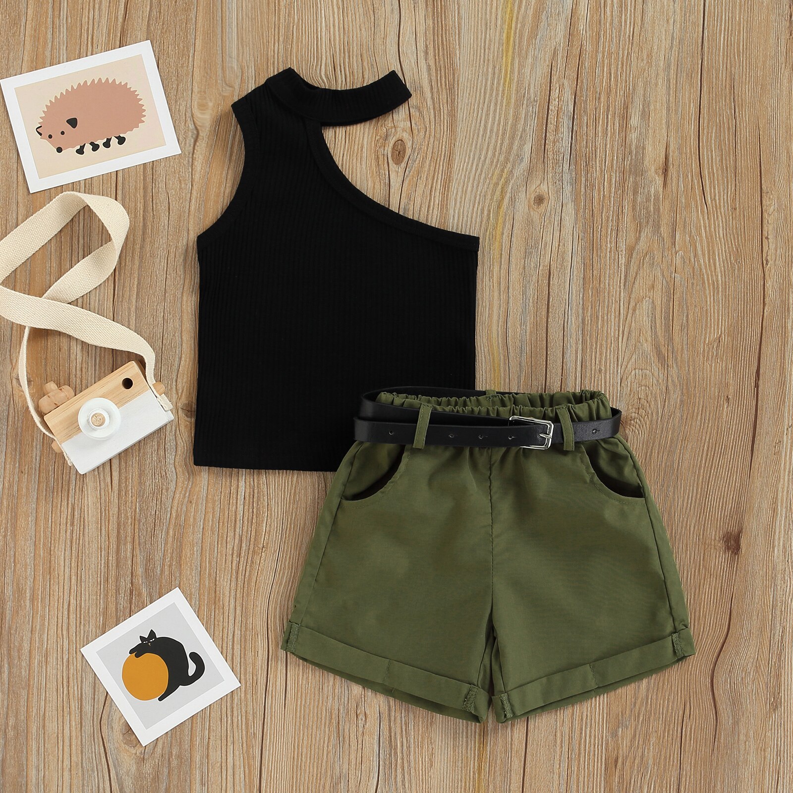 Completi a tre pezzi per neonate per bambini, gilet scavato senza maniche con una spalla + pantaloncini con tasche laterali + cintura decorativa 1-6T