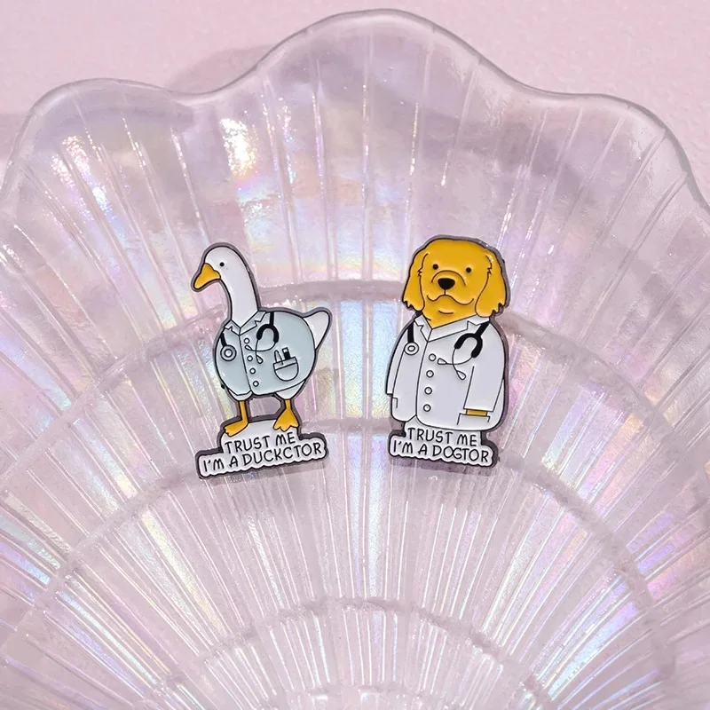 Alfileres esmaltados de pato para perro y Doctor, broches de animales, gatos y enfermeras, insignias de solapa de dibujos animados, ropa, mochila, de joyería para amigos