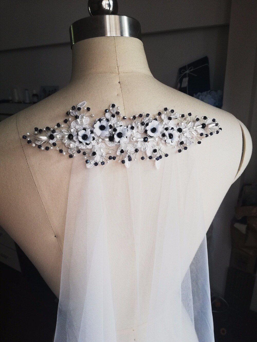 Aankomen 2 m Cut Edge Kam navy blauw/Rood/blac Lange Bridal Veils Cut Edge Wit Een layer Kant kralen parels Wedding Veils