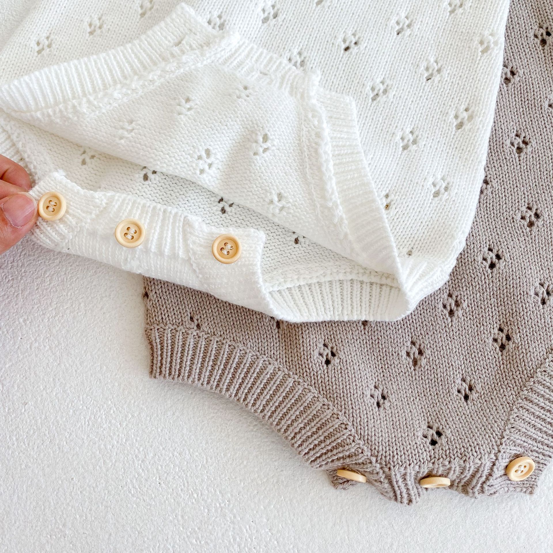 8383 babykleidungsstücke für neugeborene: strickstrampler für jungen (herbst), strickstrampler mit trägern (baumwolle), einteiler für mädchen.