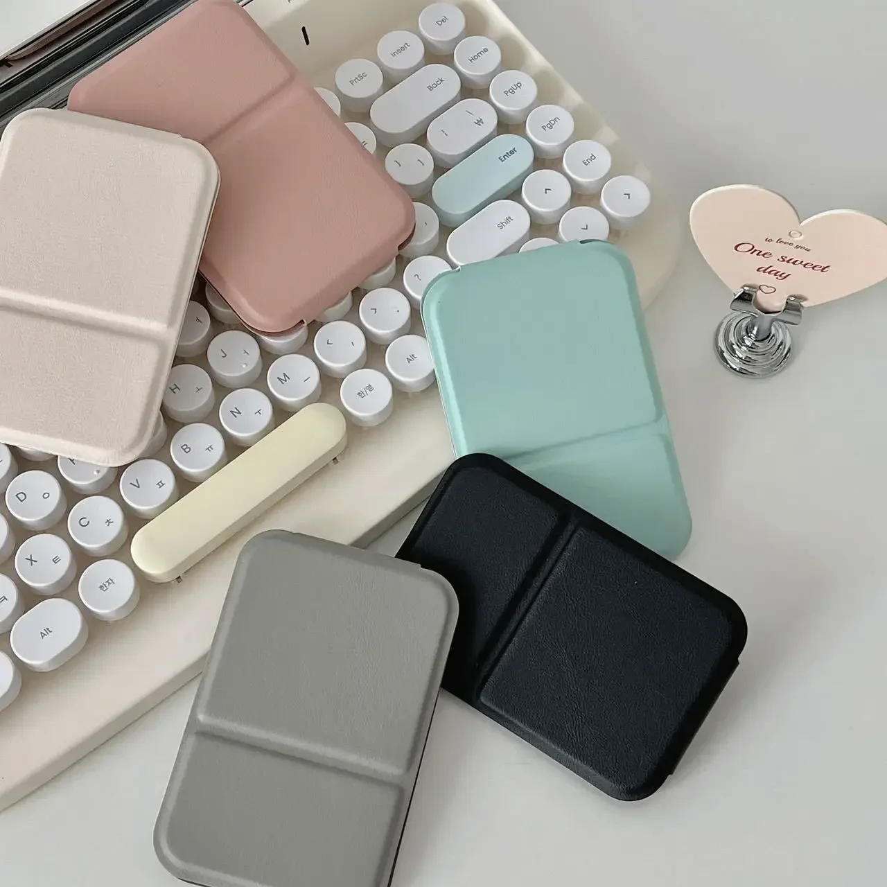 Desktop make-upspiegel Effen kleur PU-leer Eenvoudige draagbare draagbare make-upspiegel Opvouwbare student Compacte schattige zakspiegel