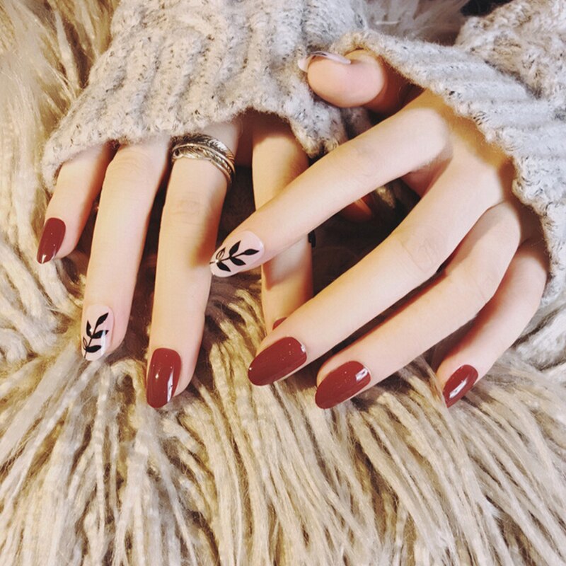 Eenvoudige 24 Stks/set Rode Gradiënt Jump Kleur Afgewerkt Nep Nagels Korte Size Volledige Nail Tips Patch Lady Art Tool