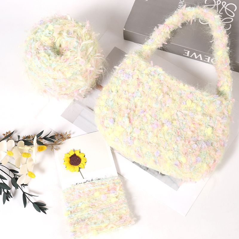 Handgemengd garen, kenmerkend fantasiegaren, handgemaakt doe-het-zelf garen met kleurverloop, wollen bol, haaknaald, grote cirkel, garensegment, geverfde grove wol