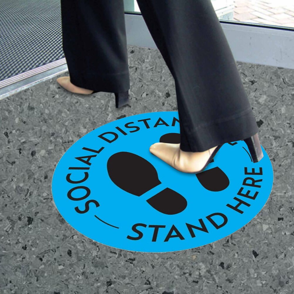 5 stk socialt distancerende gulvoverføringssikkerhed afstandsskilte markør jorden klistermærker fodafstand skridsikker kommerciel kvalitet