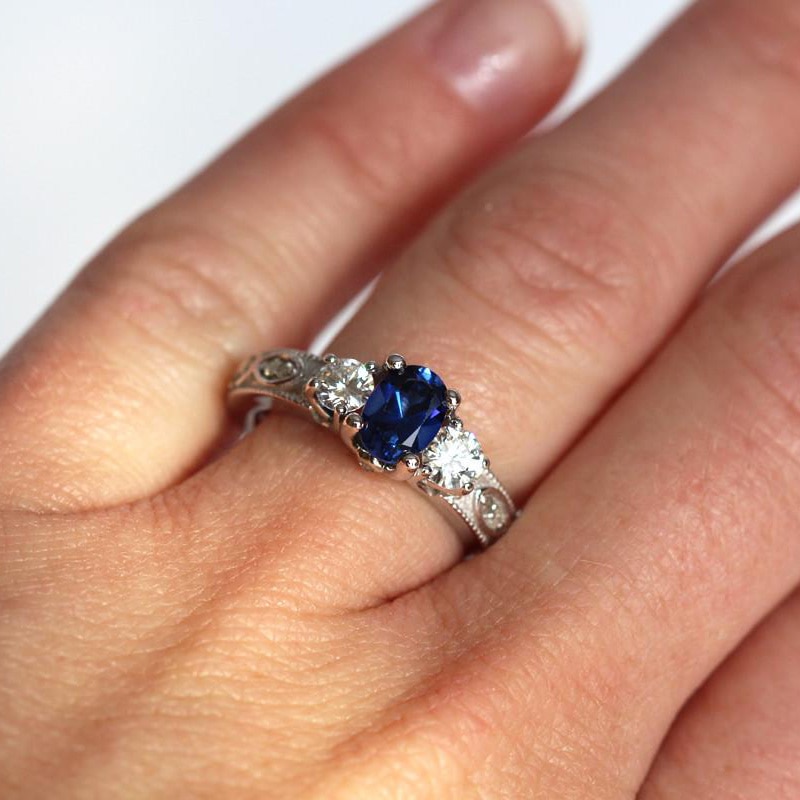 Huitan ovale bleu pierre bague de mariage de luxe Triple cristal pierre broche réglage avec motif de luxe bande femmes bijoux bague
