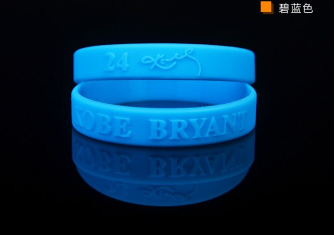 Pulsera deportiva de silicona para baloncesto, brazalete Bryant, pulsera de goma, brazalete de letras conmemorativas, joyería: Light Blue