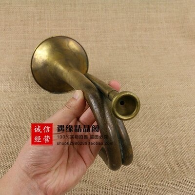 Trompeta antigua de latón, adornos de carga, instrumentos musicales antiguos que soplan