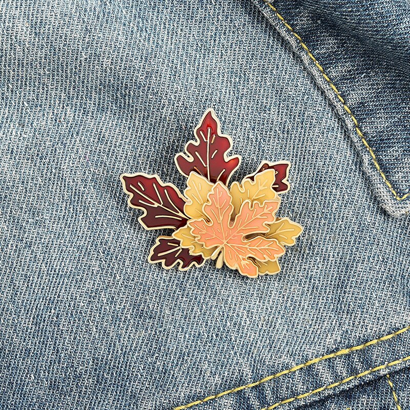 Broche multicouche personnalisée en émail doux, feuille d&#39;érable, broche de sac à revers, plante de dessin animé, bijoux pour enfants amis