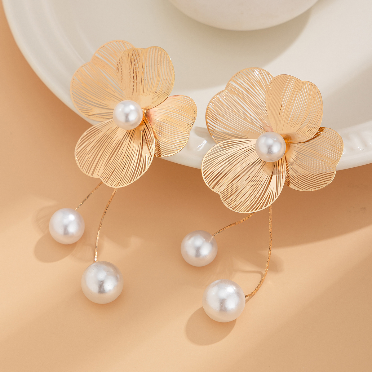 Pendientes largos románticos con borlas y pétalos de flores para mujer, aretes colgantes con perlas de imitación, de joyería para boda 2024