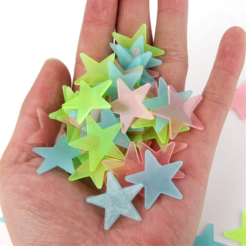 50 teile/beutel 3cm Glow in The Dark Spielzeug Leuchtende Sterne Aufkleber Schlafzimmer Sofa Fluoreszierende Malerei Spielzeug PVC Aufkleber für kinder Zimmer