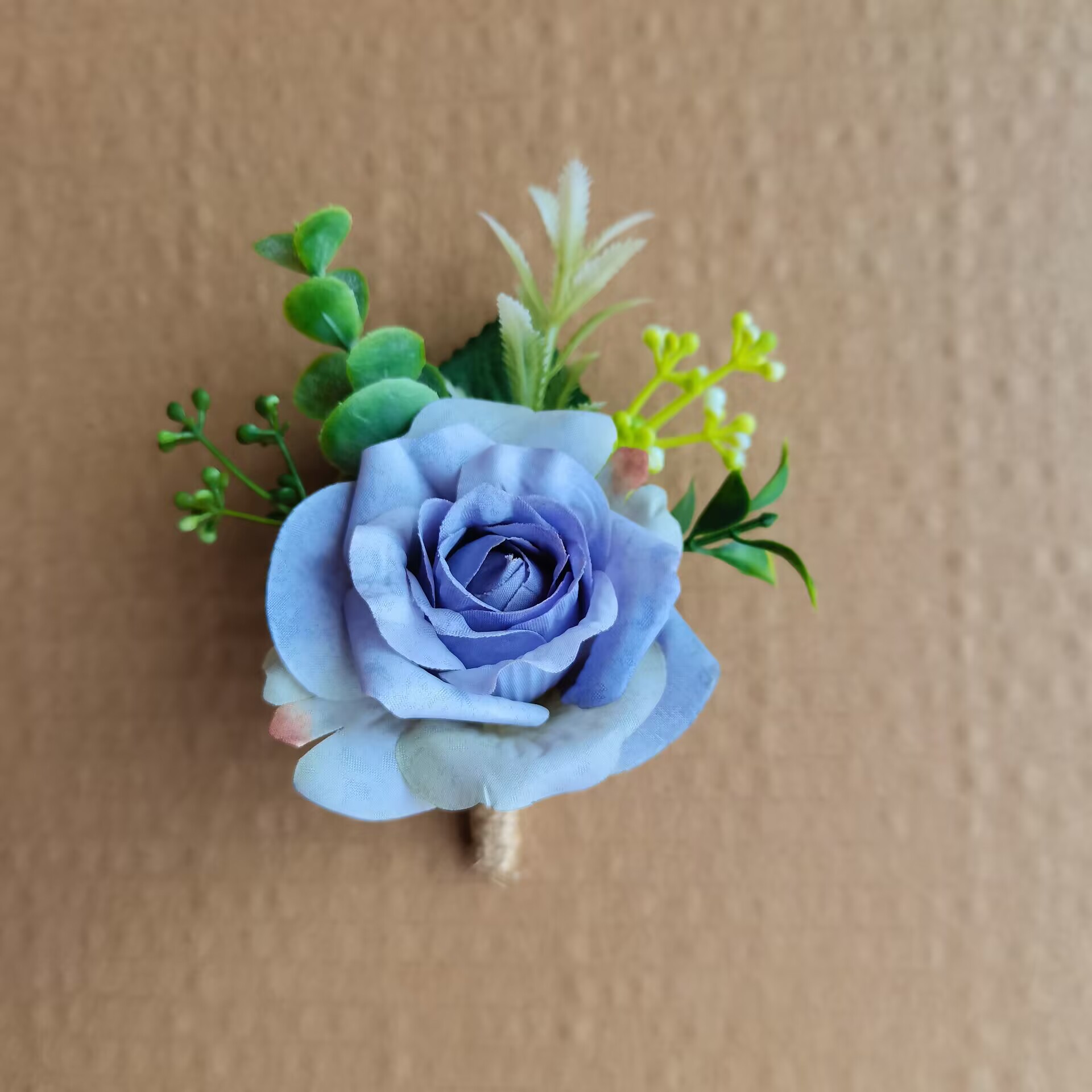 Beige Boutonnieres Blumen Künstliche Rosen Seide Weiße Corsage Knopfloch Trauzeugen Boutonniere für Männer Hochzeitsaccessoires: Silber