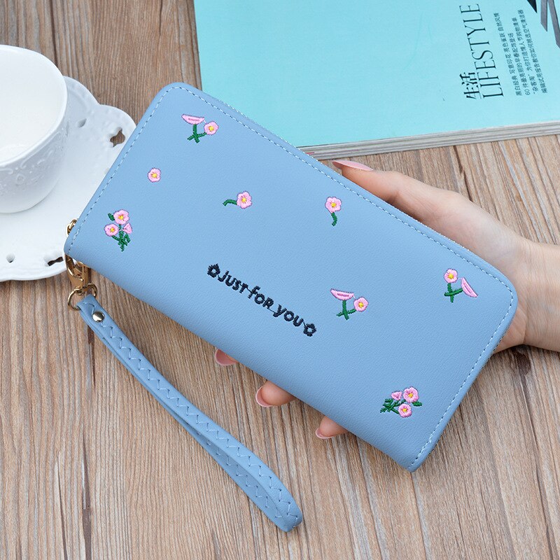 Femmes long portefeuille en cuir synthétique polyuréthane femme broderie fleur portefeuille filles kawaii pochette téléphone sac crédit porte-carte pour le nouvel an: light blue