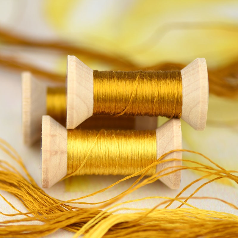 Guldgul tråd  /20 meter silketråd / dekorativ håndbroderi / mini spole / broderilinje