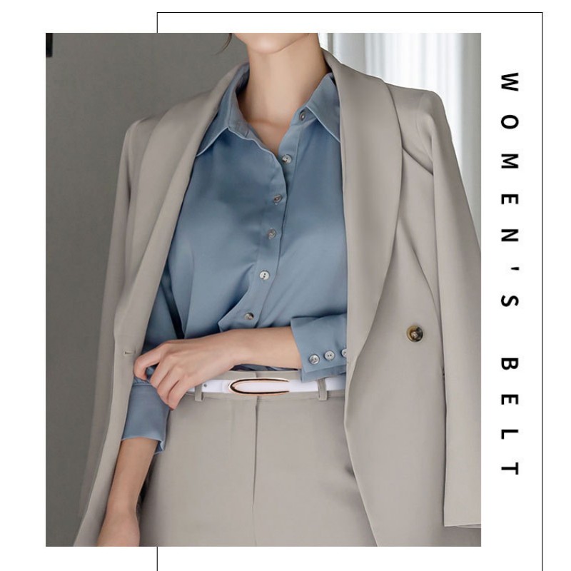 Une ceinture fine pour femme, qui est un corset décoratif et une pièce polyvalente qui peut être associée à des jupes, des costumes, des chemises.