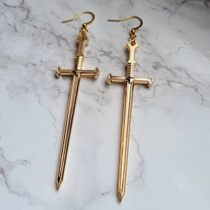 Pendientes de espadas góticas de Color dorado, Tarot Medieval gótico largo, declaración alternativa vikinga, para hombres y mujeres, joyería mística: Color marrón amarillo