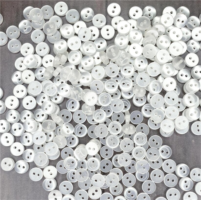 100 st 6mm runda pärla små knappar 2 hål glänsande baby fancy glänsande kappa stövlar sy docka kläder tillbehör knapp