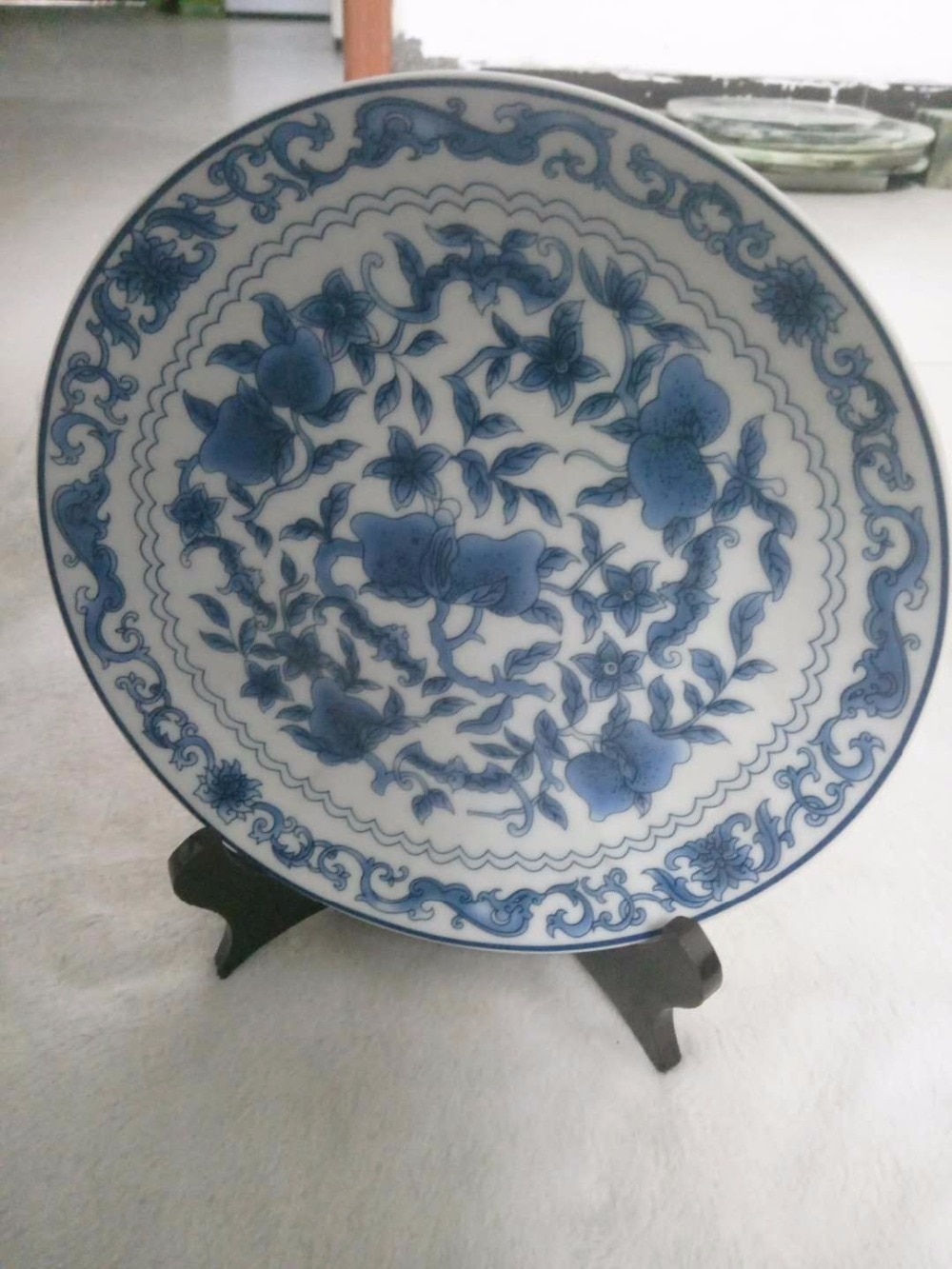Exquisito plato chino hecho a mano de porcelana azul y blanca, patrón de flores, lo que significa rico y auspicioso