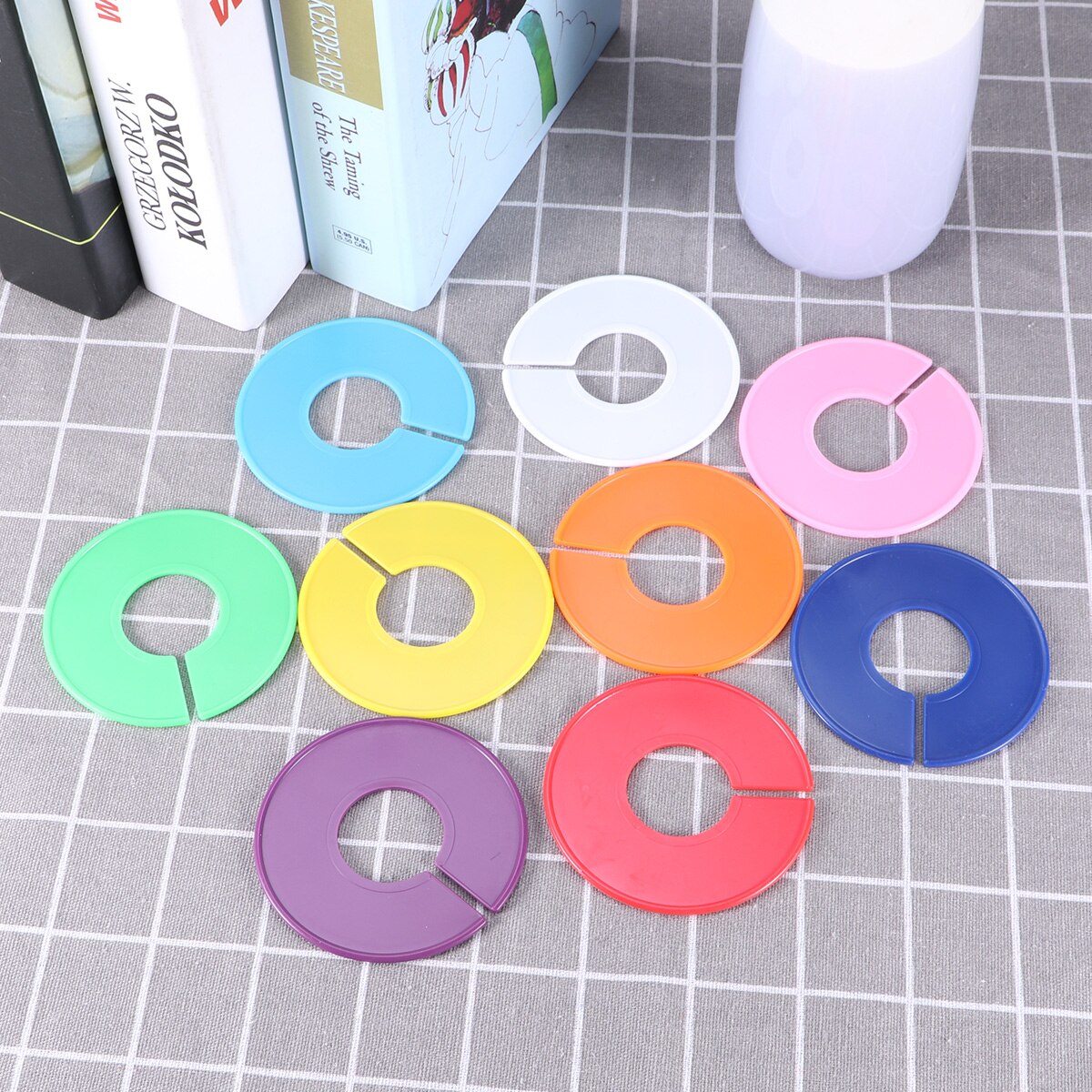 30 Pcs Plastic Clothing Size Dividers Round Closet Dividing Rings Convenient Clothes Sorting Ring (Mixed Patter)