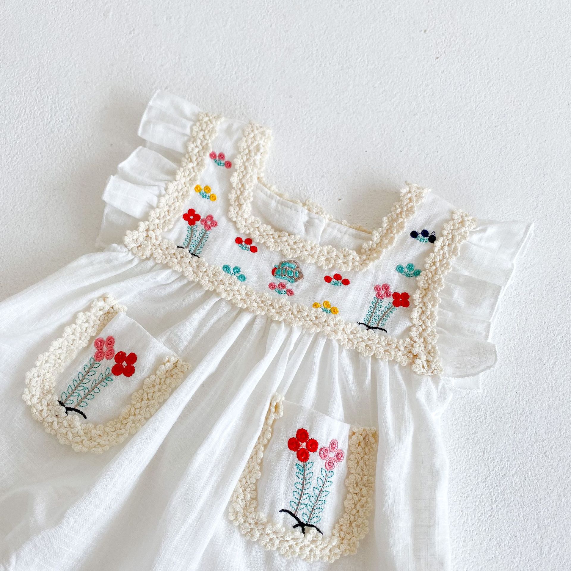 Vestito estivo senza maniche ricamato a fiori in cotone per bambina