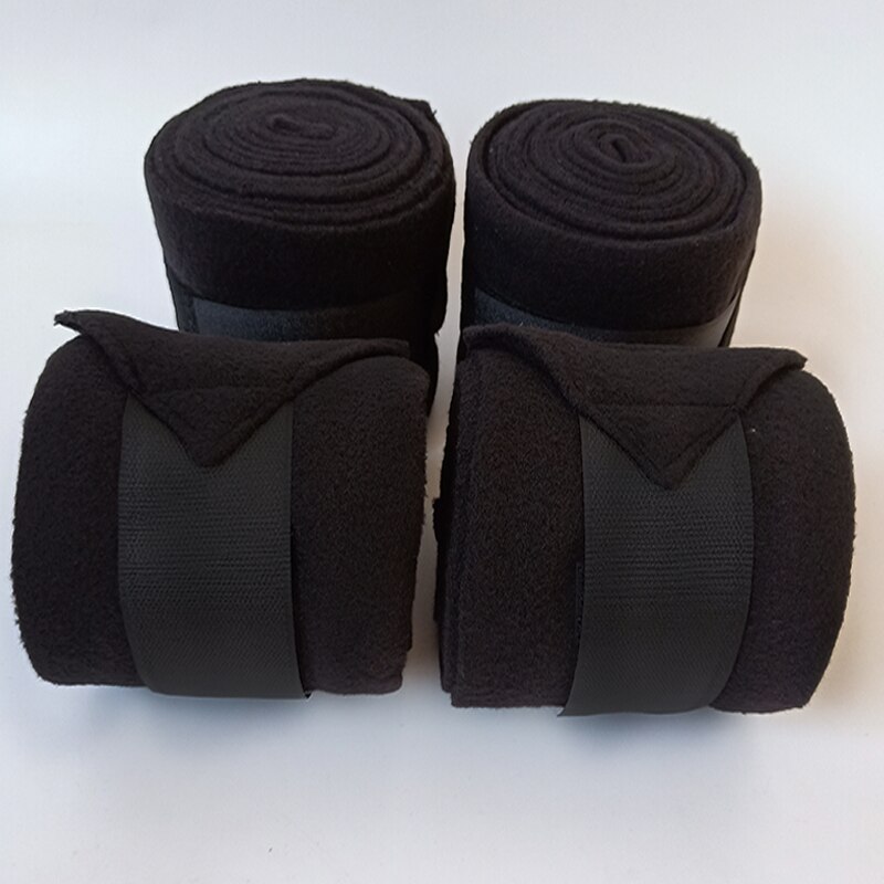Los caballos son equipados con mallas de caballo, mallas de caballo, ganchos de caballo, protectores de muñeca, protectores de piernas, correas de caballo, protectores de piernas