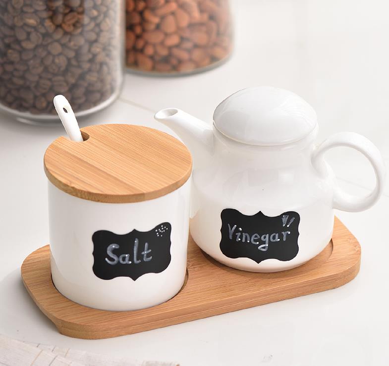 Criativo de Cerâmica Frascos de Especiarias com Tampa e Colher de Porcelana Açúcar Sal Tempero Frascos De Armazenamento com Bandeja De Bambu material de Cozinha: A set