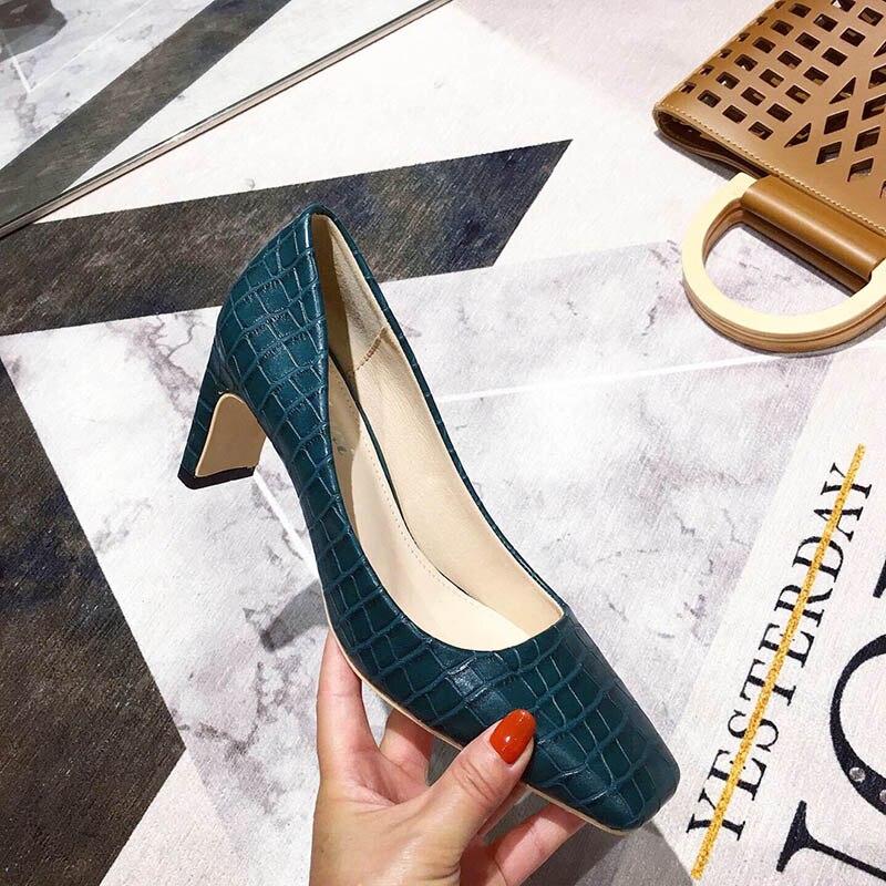 Höst vår kvinnor pumps fyrkantig tå chunky höga klackar pu ormtryckt läder dagliga skor kontorsarbete pumps 4 färger: Grön / 6