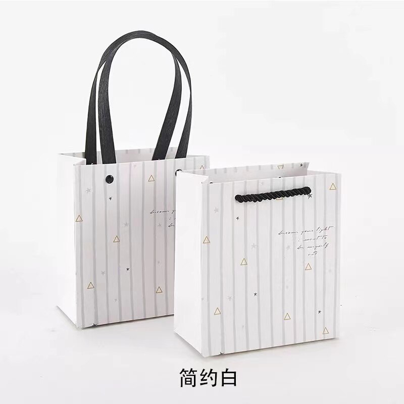 6 Stk/pak Cartoon Papieren Zakken Kraft Voor Festival Met Handvat: WHITE / 20x24.5cm