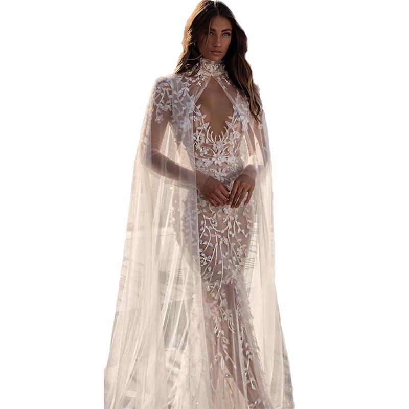 Vestido de noiva estilo capa com apliques em rendas brancas e marfim