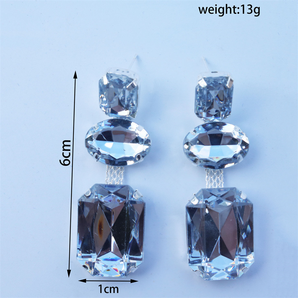 Prachtige, glanzende oorbellen met grote strass-steentjes, perfect als bruids- of feestsieraad.
