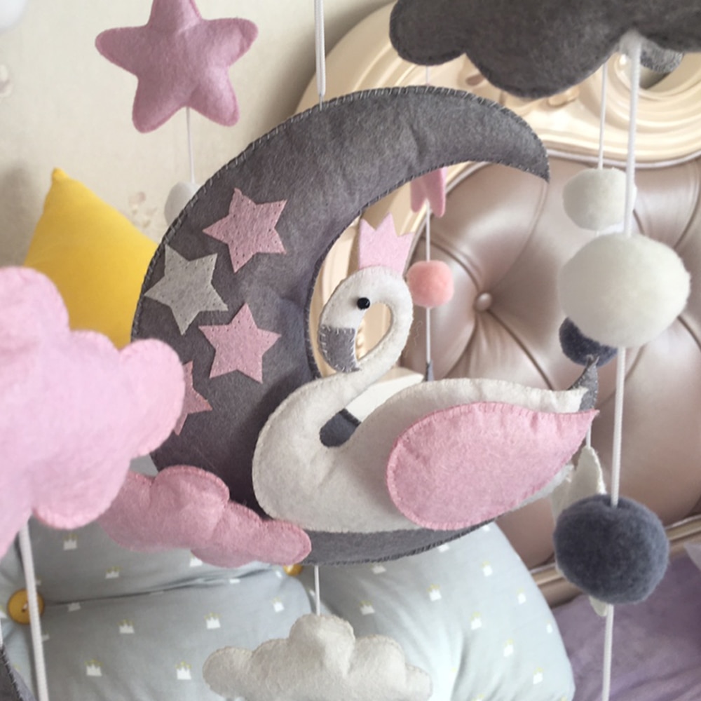 Baby Rammelaars Moon Swan DIY Mom Handgemaakte Bed Bel Speelgoed Roterende Wieg Mobiles Houder Bed Wind-up Musical Box dier Rammelaar Materiaal