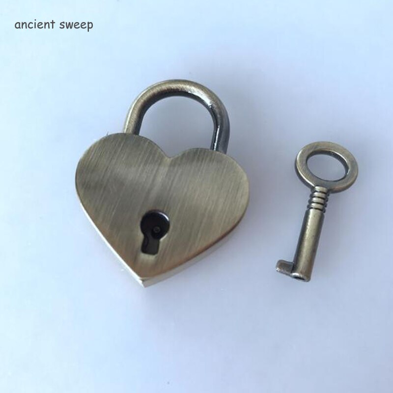 Vintage Old Antique Style Key Lock Home Improvement Mini Archaize Padlocks Keyed Padlock Heart Shape With key Hardware: ancient sweep