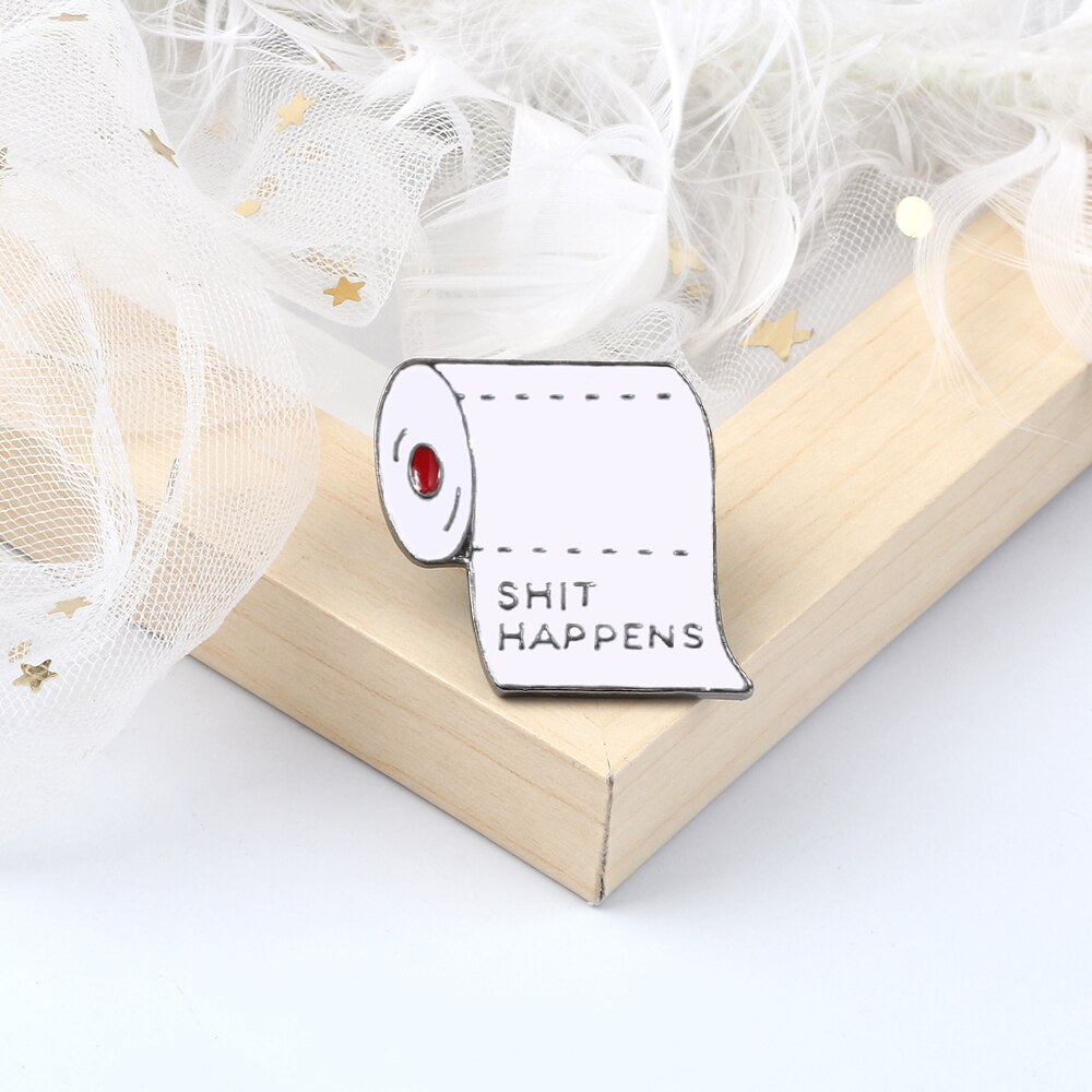 Grappig Emaille Pin Shit Gebeurt Tissue Broche Jeans Jas Revers Pin Badges Rugzak Decoratie Sieraden Cadeau Voor Vriend