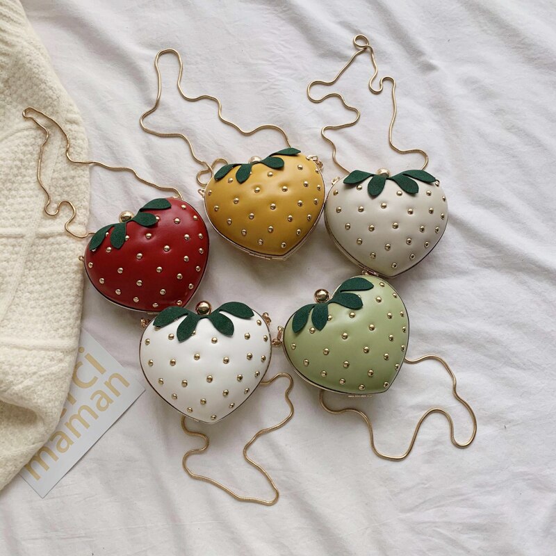 Sac à main en forme de fraise pour femmes, petit sac à bandoulière avec chaîne en métal, porte-monnaie cloutée