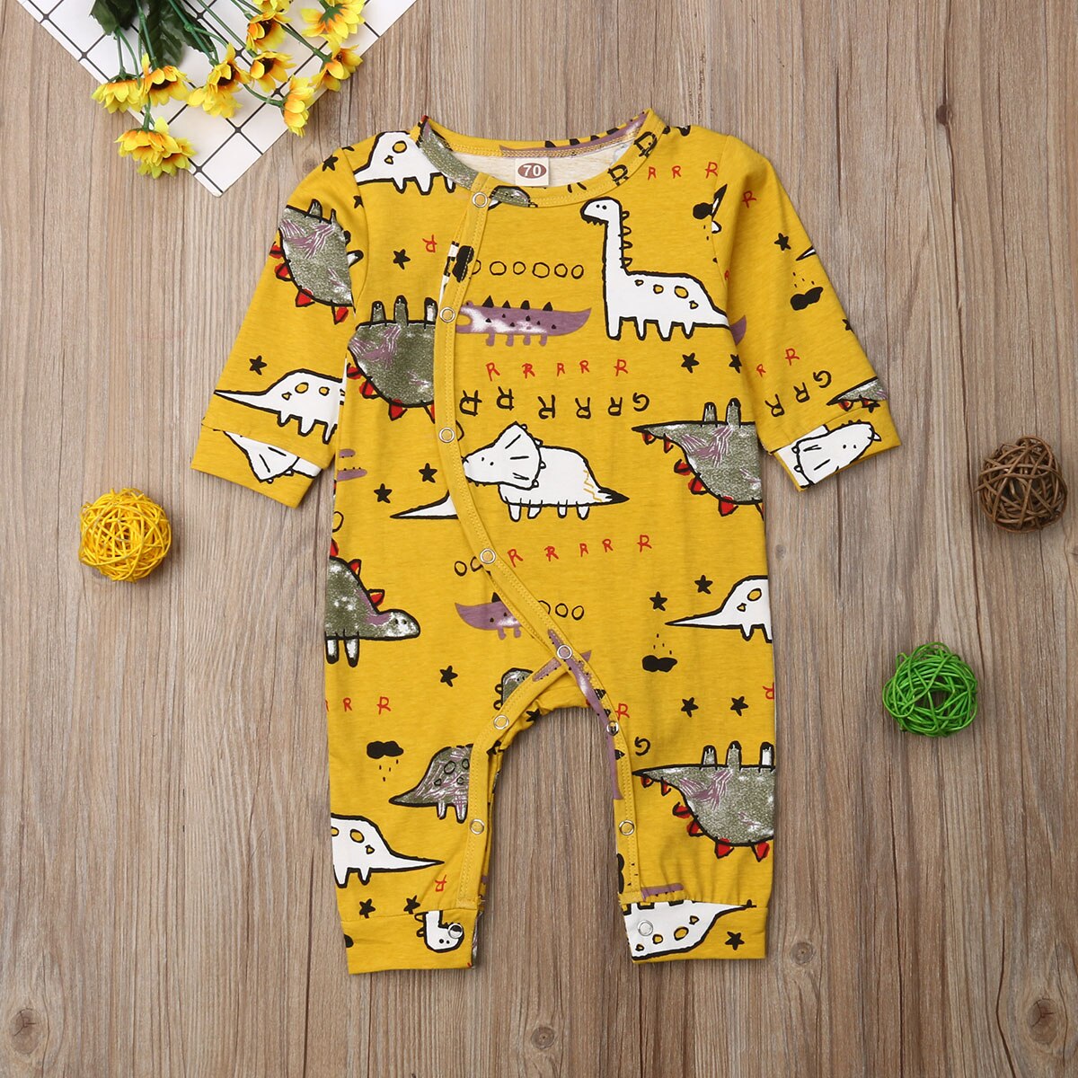 Baby-strampler mit langen ärmeln und dinosaurier-drucken