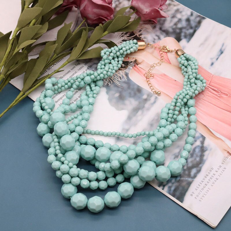 Gult mörkrött flätat halsband med akrylpärlor: Försilvrad