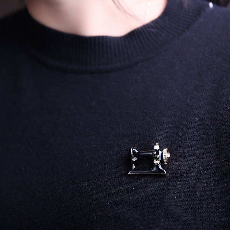 NäHenne Maschine Broschen Für Frauen Kristall Luxus Jahrgang Metall Kleidung Emaille Stifte Nette Schmuck Zubehör