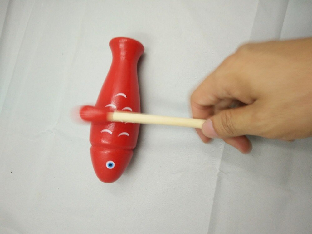 Lo strumento per la scuola materna aiuta a toccare lo strumento per la scuola materna aiuta i bambini a percussione piccoli pesci in legno di legno con musica