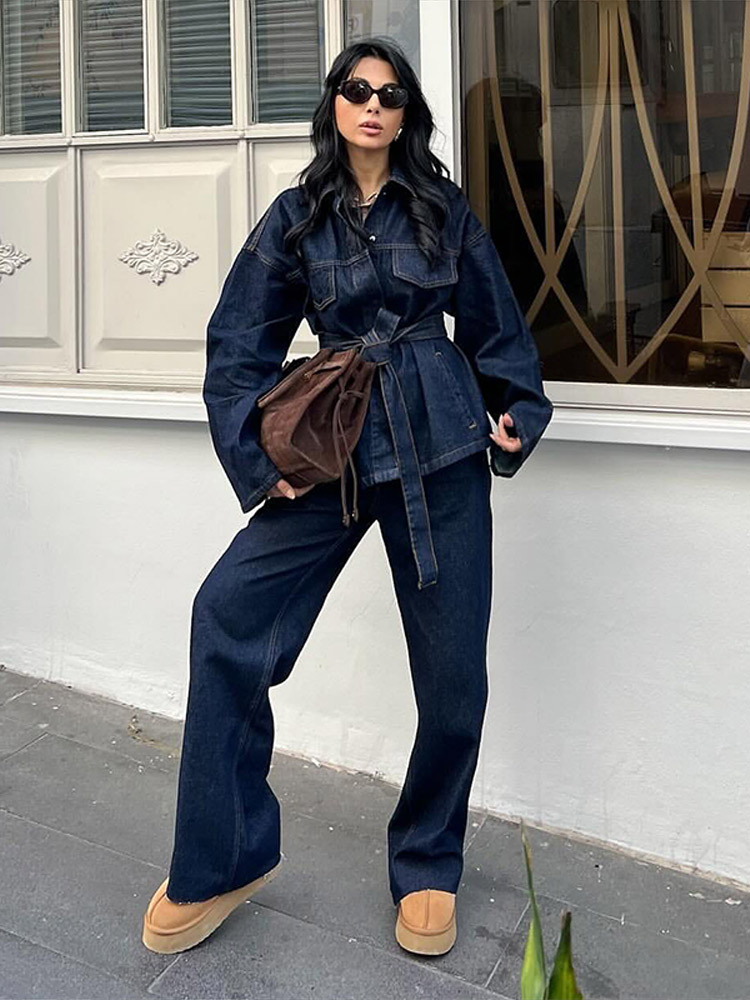 Vintage tweedelig denim set voor dames, bestaande uit een single-breasted jasje met revers en riem, en een bijpassende high-waist straight leg jeans. een casual outfit voor elke dag.