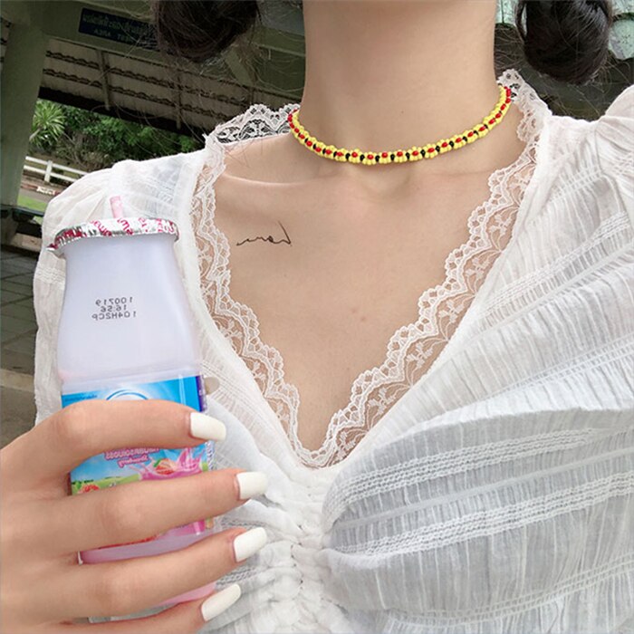 HangZhi Daisy Beaded Choker Necklace - Handmade Acrylic Flower Boho Jewelry for Women