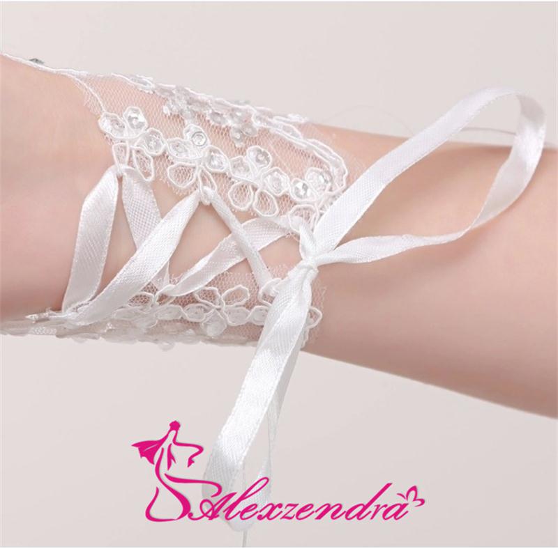 Alexzenra 2018 luvas em estoque marfim, luvas curtas e de renda sem dedos, vermelhas e lantejoulas para casamento
