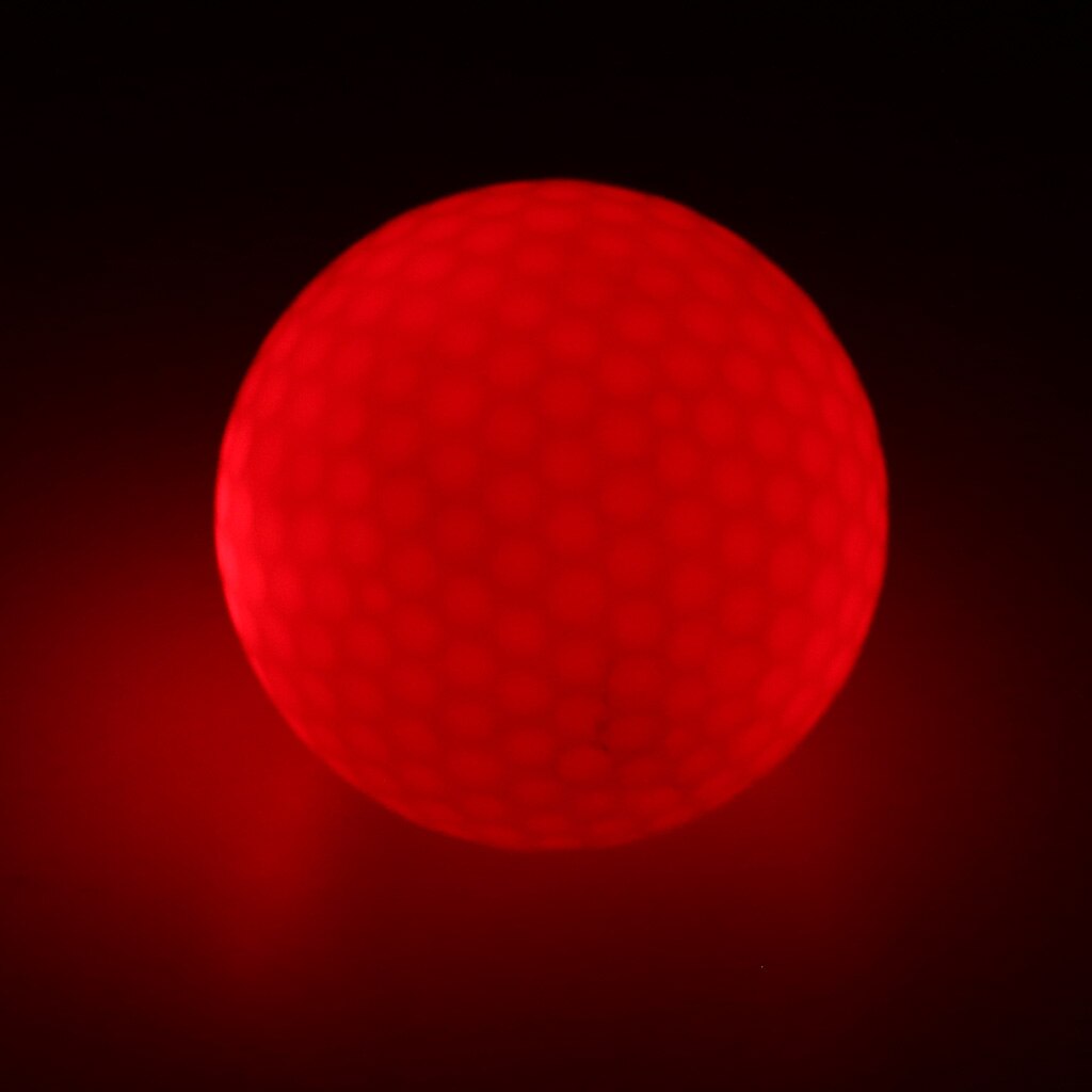 1 kpl pimeässä hohtava led-valo, virallisen kokoinen golfpallo,  - 6 väriä