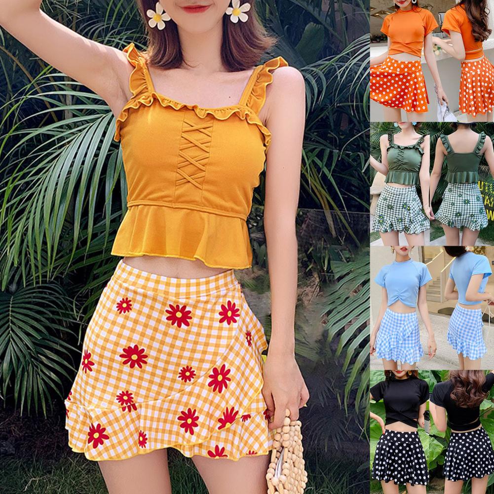 Ärmelloser, schulterfreier badeanzug mit hohem bund für den sommerurlaub