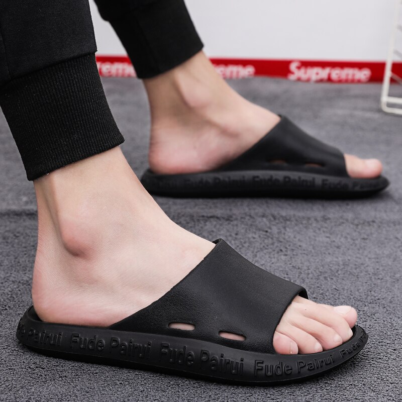 Zapatillas frescas de verano para hombre, Zapatillas de casa familiares para interiores, zapatillas de baño negras antideslizantes para hombres, ligeras, resistentes al desgaste