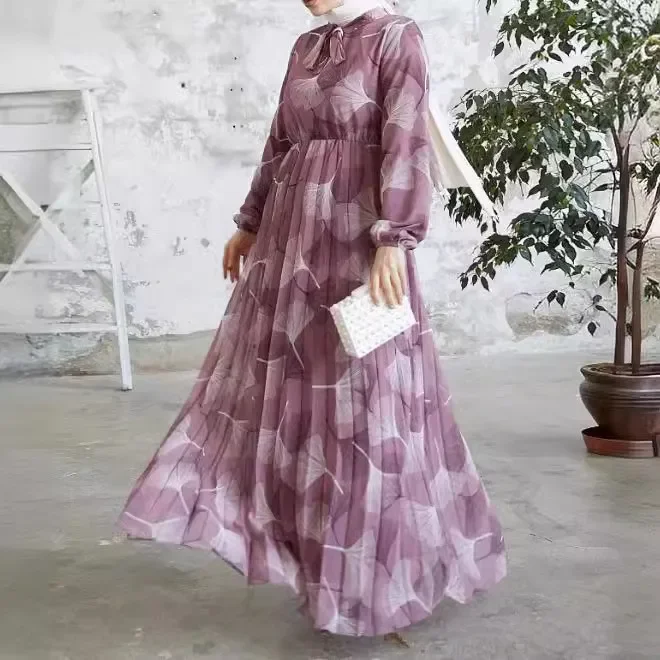 Abaya, l'abito musulmano da donna del medio oriente. È un nuovo vestito alla moda con stampa A foglia di stile con una cintura di Dubai, arabia.: XL / Viola